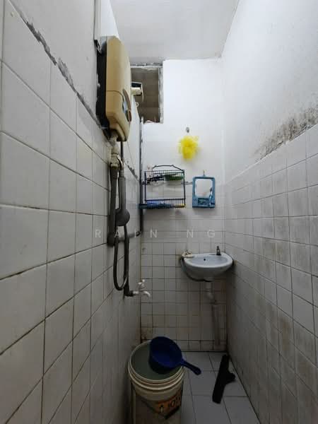 Rumah Flat untuk Dijual di Jasa - Rain Ng - Bathroom - PropertyGuru.com.my