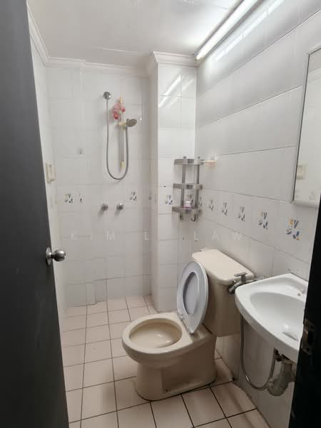 Pangsapuri untuk Disewa di Bunga Raya Apartment - Kim L. Law - Bathroom - PropertyGuru.com.my