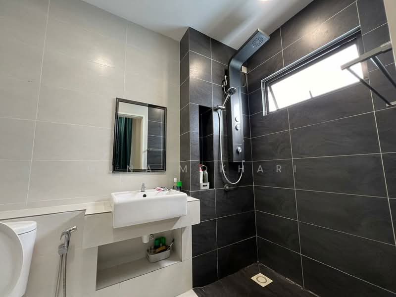 Semi-Detached House for Sale in Puncak Alam (Selangor) - Guna Mokhari - Bathroom - PropertyGuru.com.my