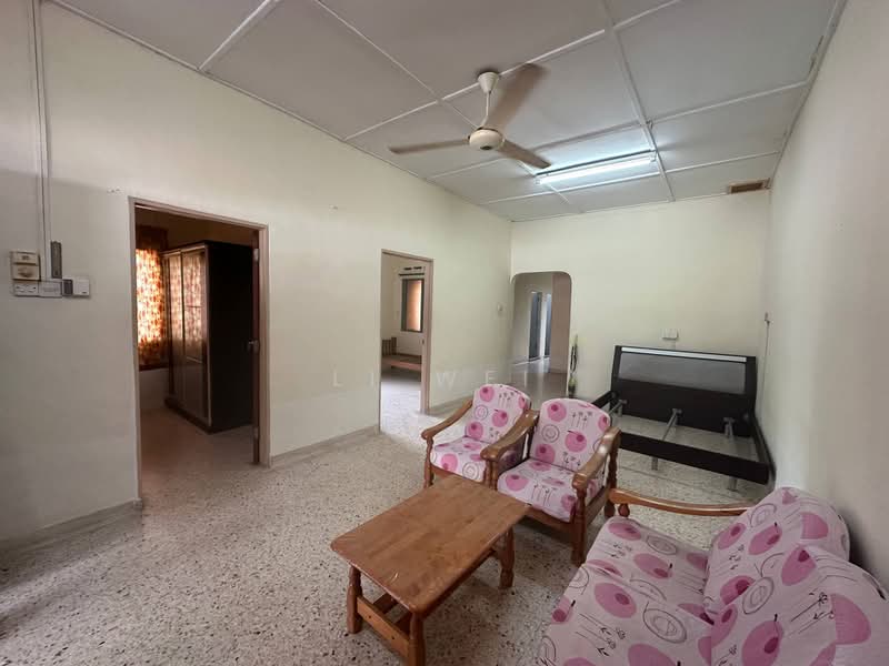 Rumah Teres 1 Tingkat untuk Disewa di Taman Ungku Tun Aminah (Skudai) - Li Wei - Living Room - PropertyGuru.com.my