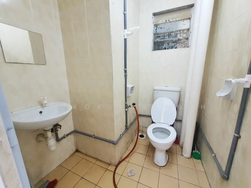 Pangsapuri untuk Dijual di Seri Ixora Apartment - Syukor Hartanah - Bathroom - PropertyGuru.com.my