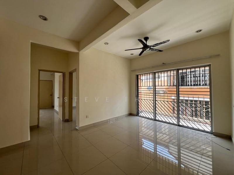 Rumah Berkembar untuk Disewa di Bandar Putra Permai (Seri Kembangan) - Steve Tham - Living Room - PropertyGuru.com.my
