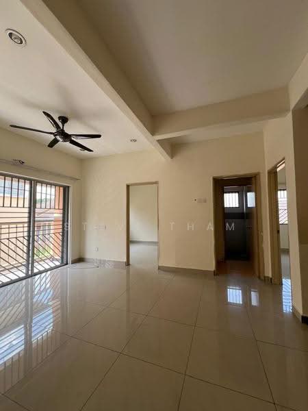 Rumah Berkembar untuk Disewa di Bandar Putra Permai (Seri Kembangan) - Steve Tham - Living Room - PropertyGuru.com.my