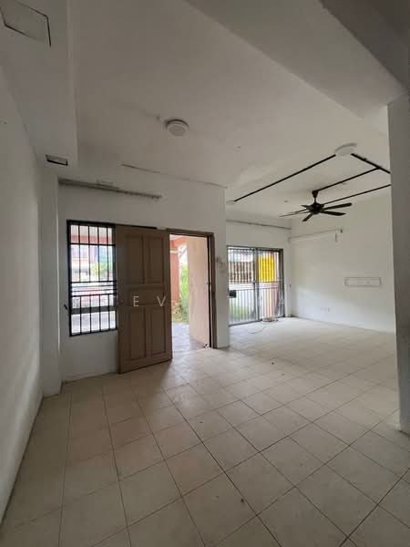 2.5-storey Terraced House for Sale in Bandar Putra Permai (Seri Kembangan) - Steve Tham - Living Room - PropertyGuru.com.my