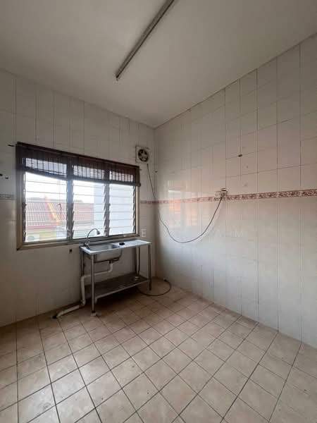 2.5-storey Terraced House for Sale in Bandar Putra Permai (Seri Kembangan) - Steve Tham - Kitchen - PropertyGuru.com.my