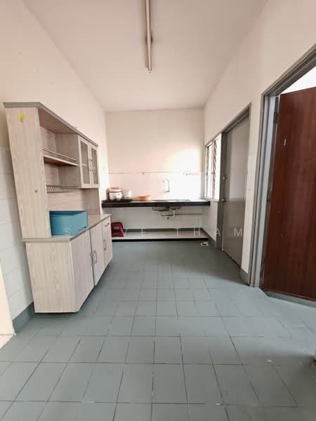 2-storey Terraced House for Sale in Bandar Putra Permai (Seri Kembangan) - Steve Tham - Kitchen - PropertyGuru.com.my