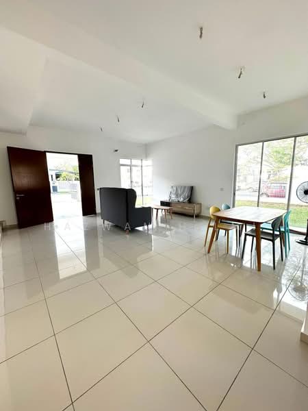 2-storey Terraced House for Sale in Bandar Rimbayu (Telok Panglima Garang) - Hazwan Hilmi - Living Room - PropertyGuru.com.my