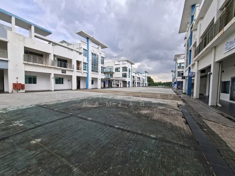 Office for Sale in Bandar Putra Permai (Seri Kembangan) - Ahmad Fikri Amer Hamzah - Exterior - PropertyGuru.com.my