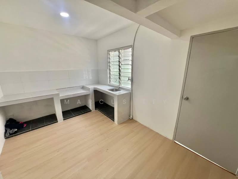 Rumah Teres 2 Tingkat untuk Dijual di Taman Intan (Kluang) - Marcus Tey - Kitchen - PropertyGuru.com.my