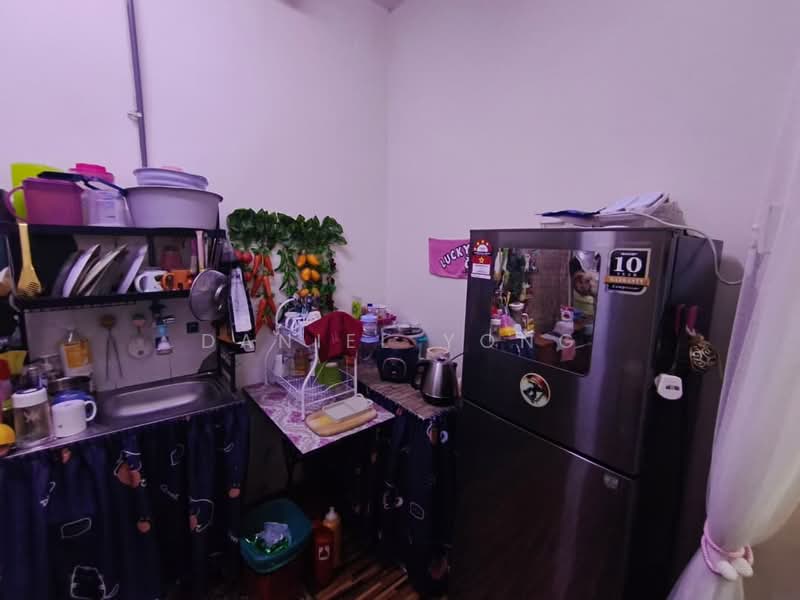 Flat for Sale at Taman Mount Austin - Daniel Yong - Kitchen - PropertyGuru.com.my