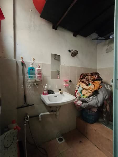 Flat for Sale at Taman Mount Austin - Daniel Yong - Bathroom - PropertyGuru.com.my