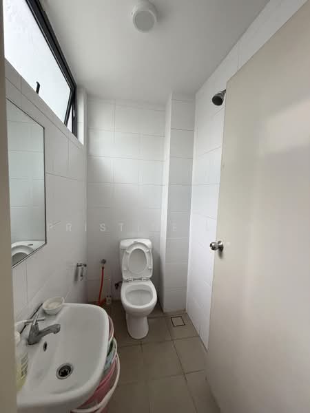 Rumah Berkembar untuk Disewa di Taman Equine (Seri Kembangan) - Pristine Low - Bathroom - PropertyGuru.com.my