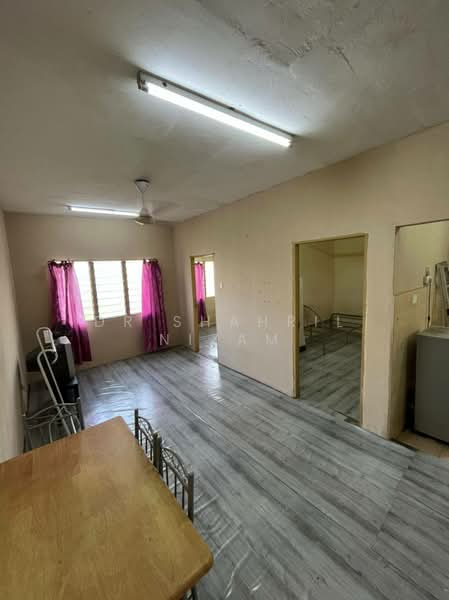 Rumah Flat untuk Disewa di Rumah Pangsa Nilam Sari - Dr Shahril Nizam - Living Room - PropertyGuru.com.my
