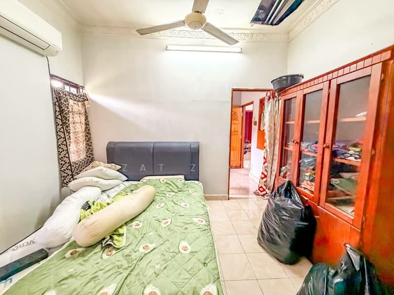 1-storey Terraced House for Sale in Taman Lucky (Bangsar) - Izzat Zamros - Bedroom - PropertyGuru.com.my
