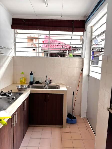 2-storey Terraced House for Sale in TAMAN PUCHONG UTAMA (Puchong) - Carlos Ng - Kitchen - PropertyGuru.com.my