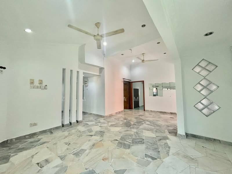 Rumah Teres 1.5 Tingkat untuk Dijual di Taman Alam Megah (Shah Alam) - Izzat Zamros - Living Room - PropertyGuru.com.my