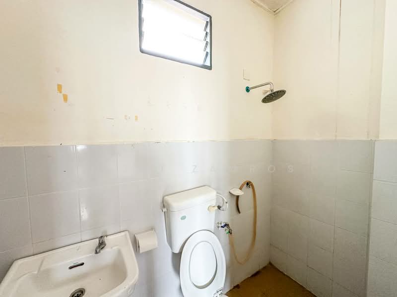 2-storey Terraced House for Sale in Taman Salak Perdana (Dengkil) - Izzat Zamros - Bathroom - PropertyGuru.com.my