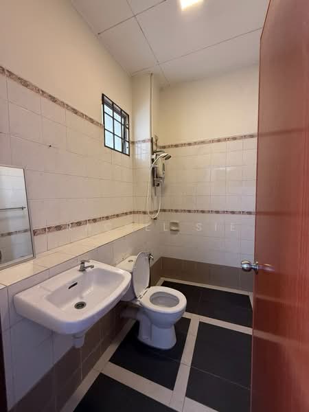 Rumah Teres 2 Tingkat untuk Disewa di Usj 11 (Subang Jaya) - Rachel Sie - Bathroom - PropertyGuru.com.my