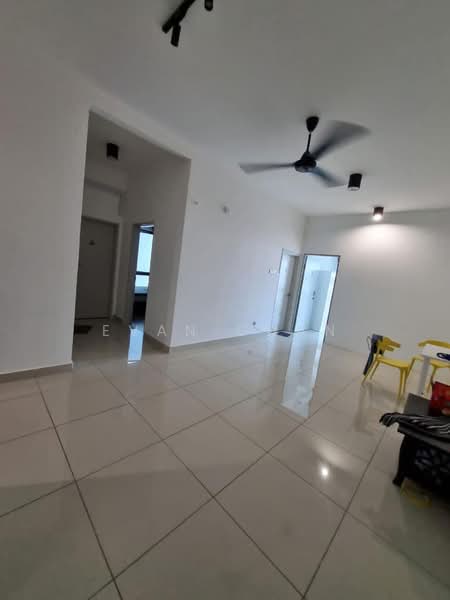 Kediaman Servis untuk Dijual di Pacific Star (Service Residence) - Evan Chan - Living Room - PropertyGuru.com.my