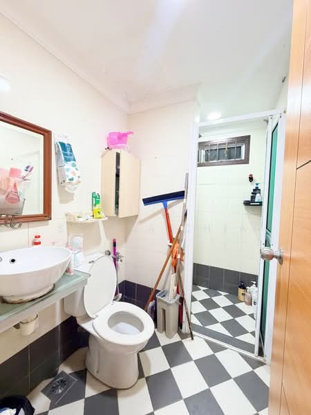 Service Residence for Sale at The Embassy (Bangunan Duta Impian) - Stella Chia - Bathroom - PropertyGuru.com.my