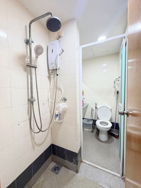 Service Residence for Sale at The Embassy (Bangunan Duta Impian) - Stella Chia - Bathroom - PropertyGuru.com.my
