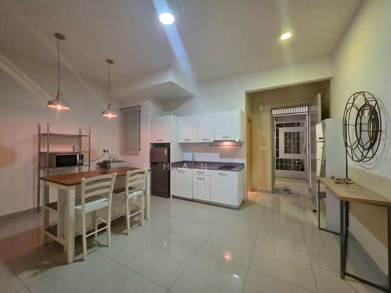 Servis Apartment untuk Disewa di Cybersquare - Chan . - Kitchen - PropertyGuru.com.my