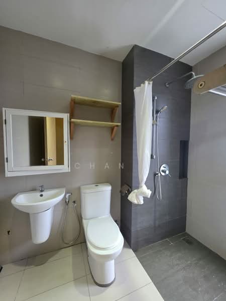 Servis Apartment untuk Disewa di Cybersquare - Chan . - Bathroom - PropertyGuru.com.my