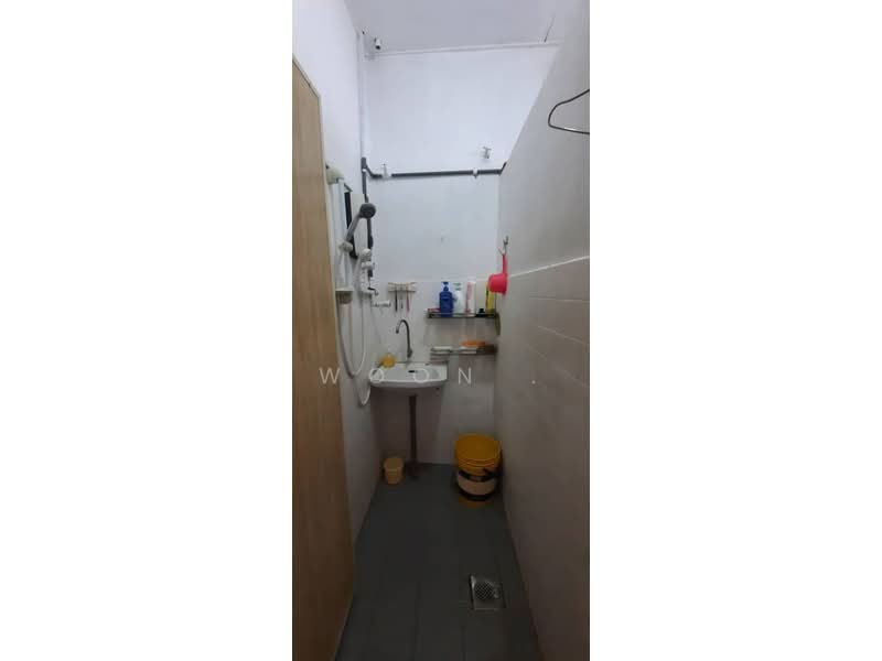 Rumah Teres 1 Tingkat untuk Dijual di Taman Kelubi (Rim) - Woon . - Bathroom - PropertyGuru.com.my