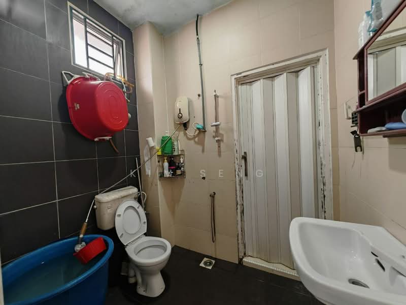 2-storey Terraced House for Sale in Taman Sri Kluang (Kluang) - Kim Seng - Bathroom - PropertyGuru.com.my