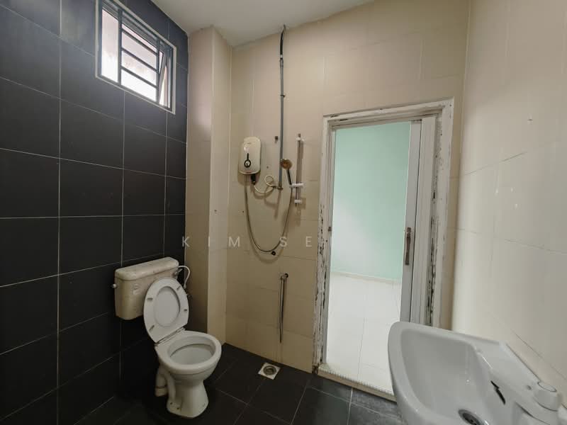 Rumah Teres 2-Tingkat untuk Dijual di Taman Sri Kluang (Kluang) - Kim Seng - Bathroom - PropertyGuru.com.my