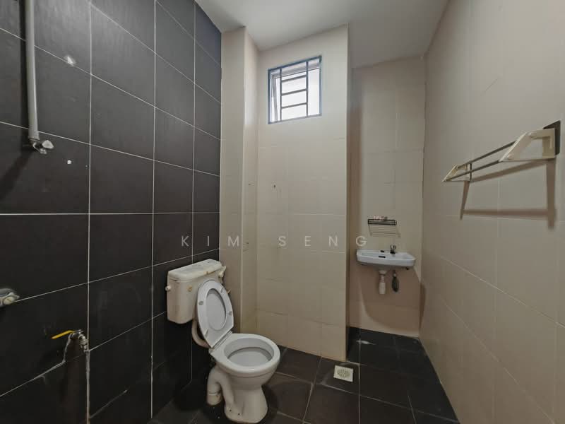 Rumah Teres 2-Tingkat untuk Dijual di Taman Sri Kluang (Kluang) - Kim Seng - Bathroom - PropertyGuru.com.my
