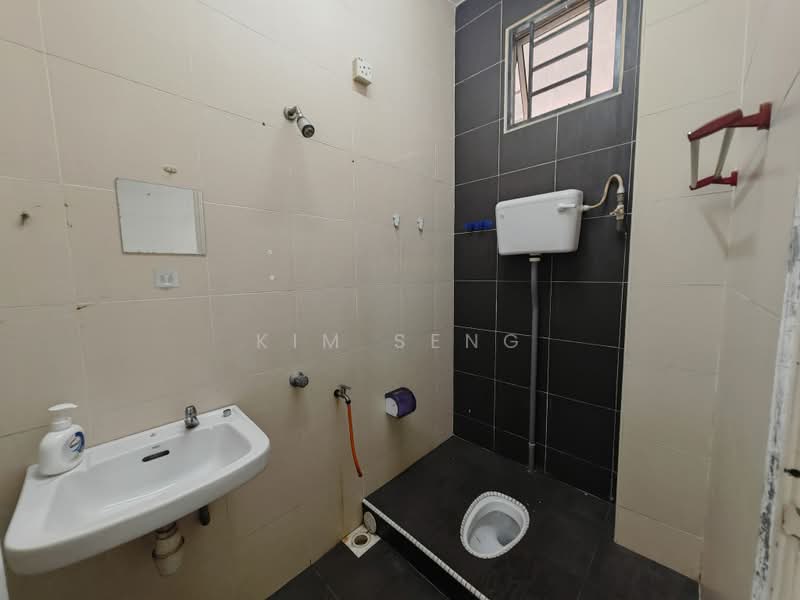 Rumah Teres 2-Tingkat untuk Dijual di Taman Sri Kluang (Kluang) - Kim Seng - Bathroom - PropertyGuru.com.my