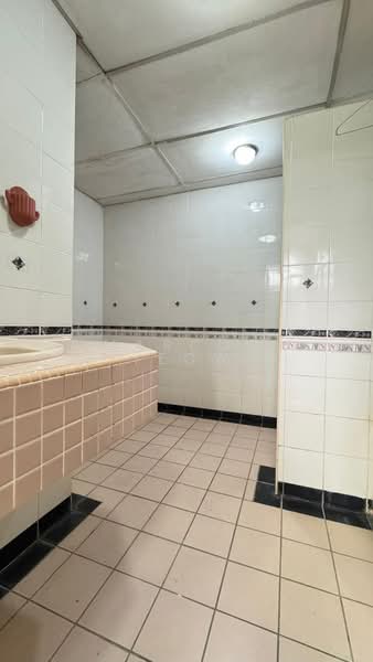 Pangsapuri untuk Disewa di Kasturi Klana Apartment - Marcus Yeow - Bathroom - PropertyGuru.com.my