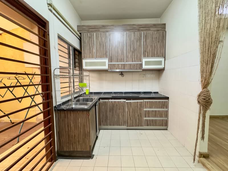 2-storey Terraced House for Sale in Usj 2 (Subang Jaya) - Mohd Aizat Saiful Bahri - Kitchen - PropertyGuru.com.my