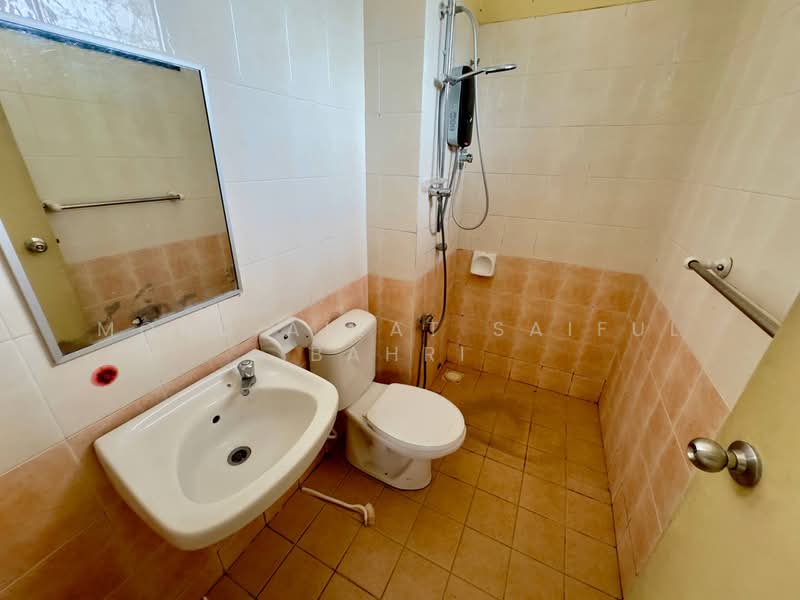 2-storey Terraced House for Sale in Usj 2 (Subang Jaya) - Mohd Aizat Saiful Bahri - Bathroom - PropertyGuru.com.my