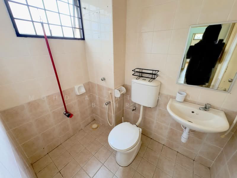 2-storey Terraced House for Sale in Usj 2 (Subang Jaya) - Mohd Aizat Saiful Bahri - Bathroom - PropertyGuru.com.my