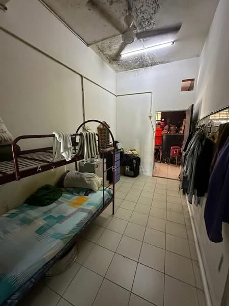 Kedai untuk Dijual di Desa Pinggiran Putra (Dengkil) - Azli Ibrahim - Bedroom - PropertyGuru.com.my