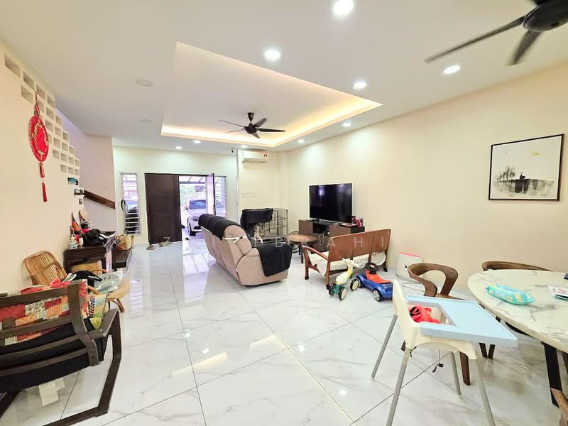 Rumah Teres 2 Tingkat untuk Dijual di Seksyen 23 (Shah Alam) - Azli Ibrahim - Living Room - PropertyGuru.com.my