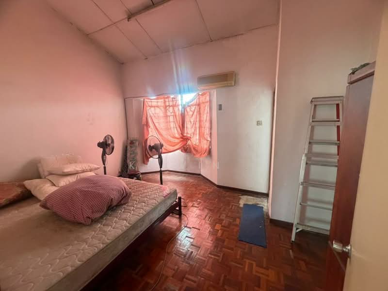 2-storey Terraced House for Sale in Bandar Bukit Beruntung (Bukit Beruntung) - Kelvin . - Bedroom - PropertyGuru.com.my