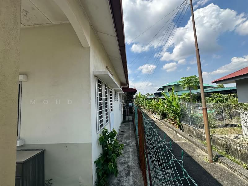 1-storey Terraced House for Sale in Klang (Selangor) - Mohd Aizat Saiful Bahri - Exterior - PropertyGuru.com.my