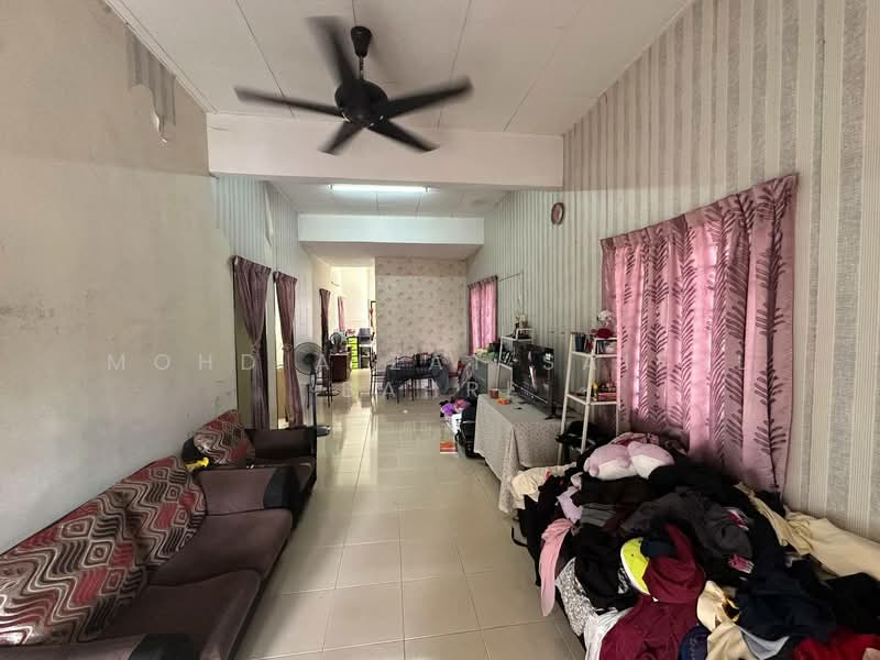 1-storey Terraced House for Sale in Klang (Selangor) - Mohd Aizat Saiful Bahri - Living Room - PropertyGuru.com.my