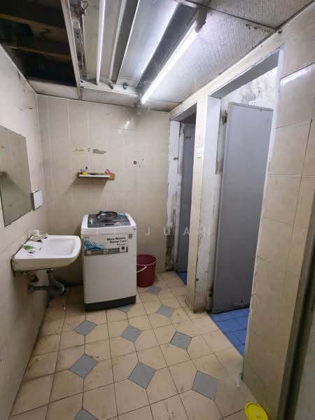 Terrace Factory for Rent in Taman Tan Sri Yaacob (Johor Bahru) - Li Juan - Bathroom - PropertyGuru.com.my