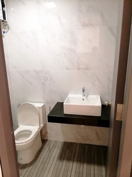 Servis Apartment untuk Disewa di Emporis - Frankie Sing - Bathroom - PropertyGuru.com.my