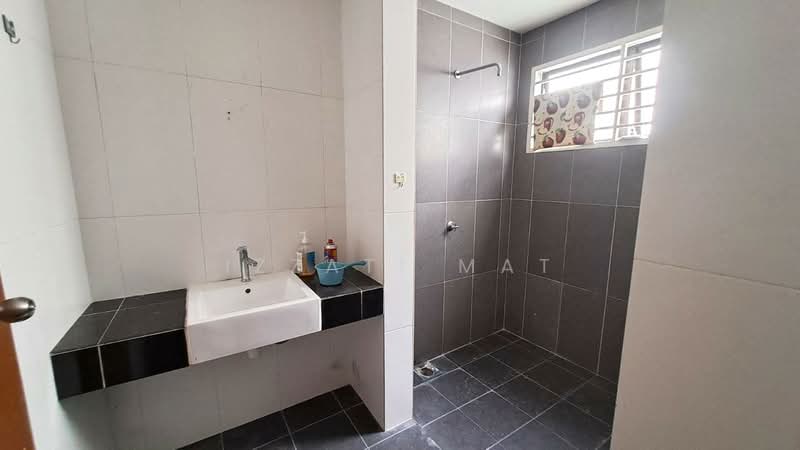 2-storey Terraced House for Sale in Taman Saujana KLIA (Sepang) - Izzati Mat - Bathroom - PropertyGuru.com.my