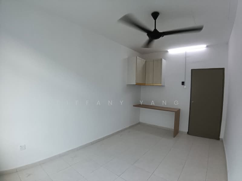 3-storey Terraced House for Rent in Taman Kundang Jaya (Rawang) - Tiffany Yang - Bedroom with Study Desk & Cabinet - PropertyGuru.com.my
