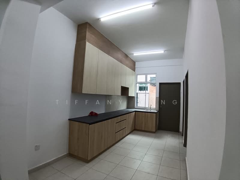 3-storey Terraced House for Rent in Taman Kundang Jaya (Rawang) - Tiffany Yang - Kitchen With Kitchen Cabinet - PropertyGuru.com.my