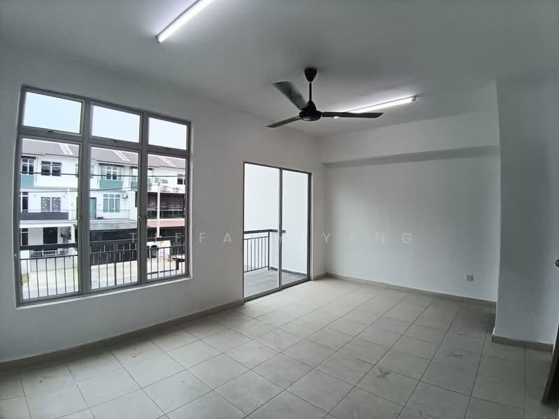 3-storey Terraced House for Rent in Taman Kundang Jaya (Rawang) - Tiffany Yang - Master Bedroom With Balcony - PropertyGuru.com.my