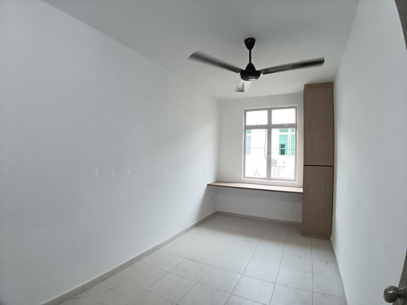 3-storey Terraced House for Rent in Taman Kundang Jaya (Rawang) - Tiffany Yang - Bedroom With Cabinet - PropertyGuru.com.my