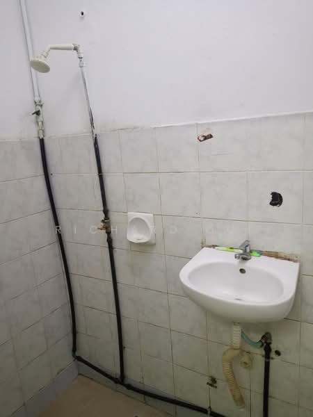 Apartment for Rent at Pangsapuri Lagoon Perdana - Richard Ooi - Bathroom - PropertyGuru.com.my