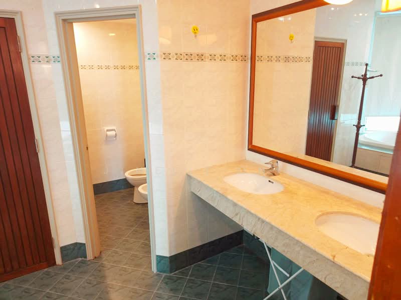 Kondominium untuk Disewa di Gurney Beach Resort - Jinelle Ong - Bathroom - PropertyGuru.com.my
